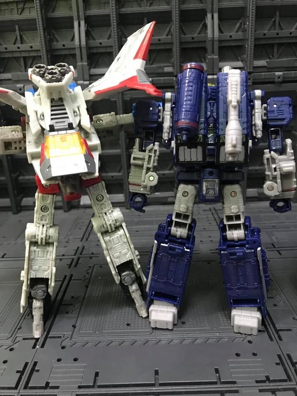 Transformers Siege Wave 2 Voyagers Soundwave And Starscream In Hand Photos 10 (10 of 16)